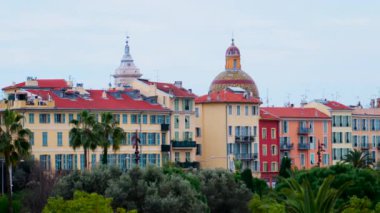 Nice, Fransa 'nın siluetinde bulutlu bir günde renkli binalar ve ağaçlar