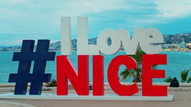 Nice, Fransa 'da denize bakan gezinti güvertesindeki I Love Nice tabelasının manzarası.