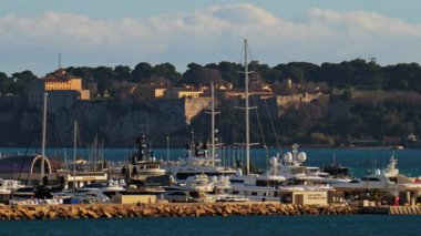 Fransa 'nın Cannes şehrinin arka planında Pierre Canto limanına yanaşan tekneler görülüyor.