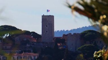 Fransa 'nın Castres kentindeki Goya Müzesi' nin üzerinde Fransız bayrağı olan uzak manzarası.