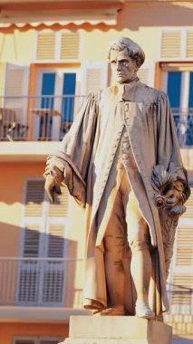 Cannes, Fransa 'da gündüz vakti Lord Brougham Heykeli' nin sokakta görüntüsü