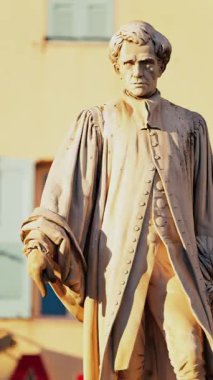Cannes, Fransa 'da gündüz vakti Lord Brougham Heykeli' nin sokakta görüntüsü