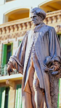 Cannes, Fransa 'da gündüz vakti Lord Brougham Heykeli' nin sokakta görüntüsü