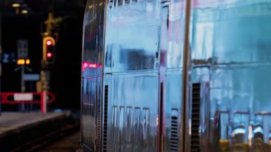 Gece Fransa 'nın güneyindeki bir istasyonun yakınındaki raylarda hareket eden bir trene yaklaş.