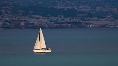 Denizde hareket eden bir yelkenlinin uzak görüntüsü