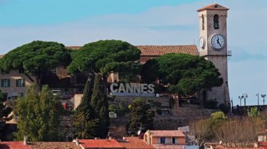 Notre Dame d 'Esperance kilisesinin yakınındaki bir dağda Cannes tabelası.