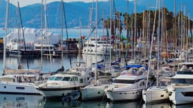 Fransa 'nın Cannes Marina kentinde tekneler yanaştı.