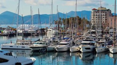 Cannes, Fransa - 10 Şubat 2025: Tekneler Cannes Marina 'ya yanaştı