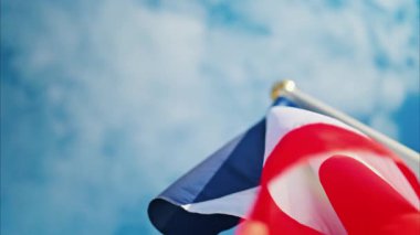 Arka planda mavi gökyüzü dalgalanan Fransız bayrağını kapatın.