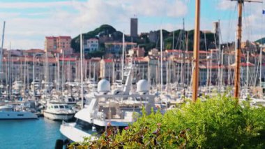 Fransa 'nın Cannes kentindeki Pierre Canto Limanı' na yanaşan teknelerin bulanık görüntüsü