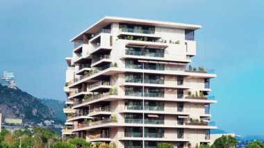 Le Portier 'deki beyaz bina, Monako' daki yerleşim bölgesi.