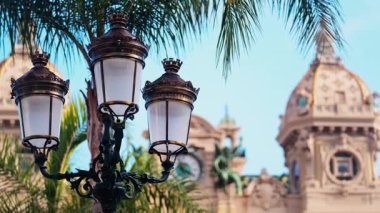 Arka planda mavi gökyüzü olan Monte Carlo Kumarhanesi cephesi.