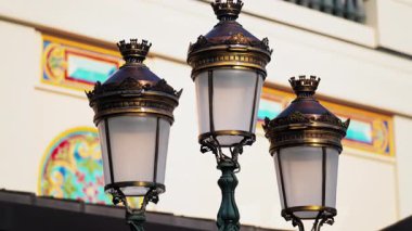 Bulanık arka planda Monte Carlo Kumarhanesi 'nin önündeki lamba.