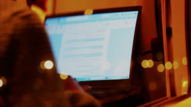 Trende dizüstü bilgisayarıyla çalışan bir adamın bulanık görüntüsü.