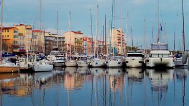 Akşamleyin Port de Golfe-Juan 'a tekneler yanaştı.
