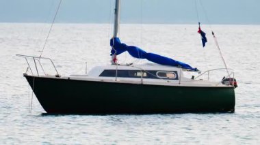Antibes, Fransa - 14 Şubat 2025 Bulutlu bir günde beyaz tekne limana yanaştı