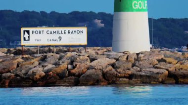 Fransa Golfe Juan Vallauris 'teki Port Camille Rayon yakınlarında bir deniz feneri manzarası