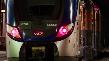 Nice, Fransa - 25 Ocak 2025: Nice-Ville tren istasyonunun raylarında hareket eden bir trenin görüntüsü