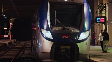 Nice, Fransa - 25 Ocak 2025: Nice-Ville tren istasyonunun raylarında hareket eden bir trenin görüntüsü
