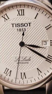 Chisinau, Moldova - 3 Şubat 2025: Bulanık bir arkaplanda gümüş bir Tissot saati kapat