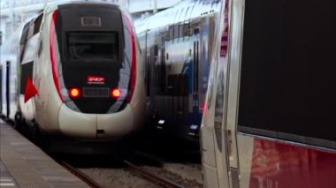 Nice, Fransa - 4 Şubat 2025: Nice Ville Merkez Tren İstasyonu 'na giden trenler