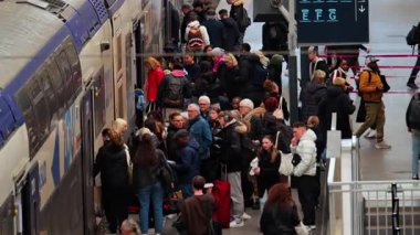 Nice, Fransa - 4 Şubat 2025: İnsanlar Nice Ville Merkez Tren İstasyonu 'na girip çıkıyorlar