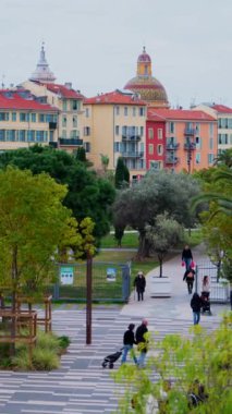 Nice, Fransa 'nın siluetinde bulutlu bir günde renkli binalar ve ağaçlar. Dikey