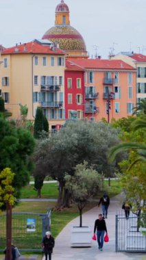 Nice, Fransa 'nın siluetinde bulutlu bir günde renkli binalar ve ağaçlar. Dikey