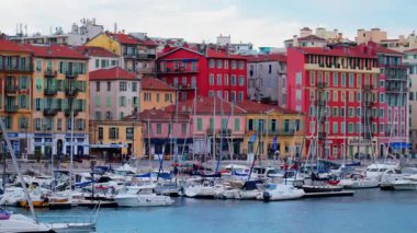 Nice, Fransa - 4 Şubat 2025 Port Lympia 'ya demir atmış, şehre bakan beyaz tekneler.