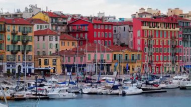 Nice, Fransa - 4 Şubat 2025 Port Lympia 'ya demir atmış, şehre bakan beyaz tekneler.