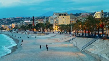 Fransa 'nın Nice kentindeki Akdeniz kıyısı boyunca uzanan Gezinti Güvertesi des Anglais' in uzak manzarası