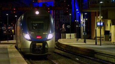 Güzel, Fransa - 4 Şubat 2025: tren raylarda ilerliyor akşam saatlerinde Nice Ville Central tren istasyonuna varıyor.