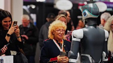 Cannes, Fransa - 15 Şubat 2025: İnsanlar konferansta bir insansı robotun resimlerini çekiyor