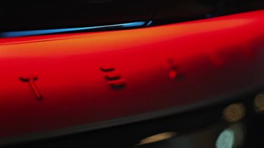 Cannes, Fransa - 15 Şubat 2025: Aydınlatılmış arka ışık çubuğuna odaklanan bir Tesla aracının arka kısmına yakın çekim