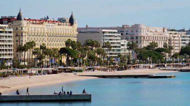 Cannes, Fransa - 15 Ocak 2025: Sahildeki Carlton Oteli 'nin uzak görüntüsü