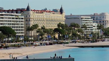 Cannes, Fransa - 15 Ocak 2025: Sahildeki Carlton Oteli 'nin uzak görüntüsü