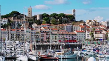Cannes, Fransa - 10 Şubat 2025: Tekneler Cannes Marina 'ya yanaştı ve arka planda şehrin renkli binası vardı.