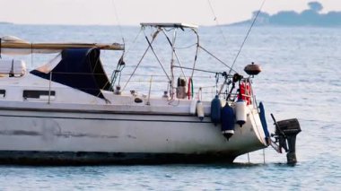 Antibes, Fransa - 14 Şubat 2025 Bulutlu bir günde beyaz tekne limana yanaştı