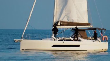 Antibes, Fransa - 14 Şubat 2025 Bulutlu bir günde yelkenliye binen insanlar
