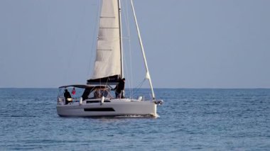 Antibes, Fransa - 14 Şubat 2025 Bulutlu bir günde yelkenliye binen insanlar