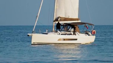 Antibes, Fransa - 14 Şubat 2025 Bulutlu bir günde yelkenliye binen insanlar
