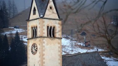 Arapba köyündeki Chiesa di Arabba 'nın uzaktan görünüşü, Dolomitler, İtalya