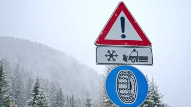 Tehlikeli kış yolu koşulları hakkında uyarıda bulunacak, İtalya 'nın Dolomitler kentinde kar yağarken güvenli seyahat için lastik zincirleri kullanılacak.