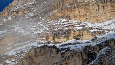 Arkadaki bulutlu gökyüzü ile, Dolomitler, İtalya 'daki ağaçlar ve dağların uzak kar manzarası