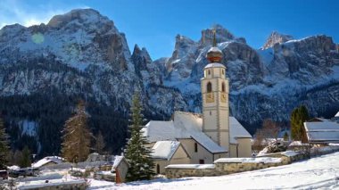 Colfosco dağ köyündeki Parrocchia di Colfosco manzarası karla kaplı, Güney Tyrol, Dolomites, Kuzey İtalya