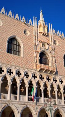 Venice City, İtalya 'daki bir limanın yakınındaki St. Mark Meydanı' ndaki Doge Sarayı manzarası. Dikey