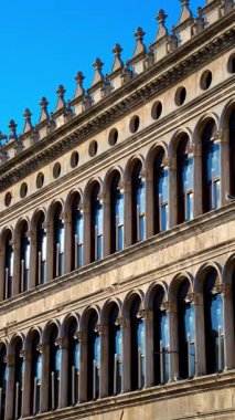 Venedik, İtalya 'daki St. Mark Meydanı' nda kemerli cephe. Dikey