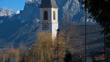 Soprabolzano, İtalya - 15 Ocak 2025: Dolomitler, İtalya 'daki Renon platosundaki Soprabolzano köyündeki kilisenin insansız hava aracı görüntüsü