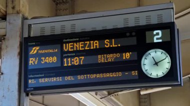 Conegliano, İtalya - 15 Ocak 2025: Venezia Santa Lucia 'ya giden tren için gerekli bilgileri gösteren tren istasyonu
