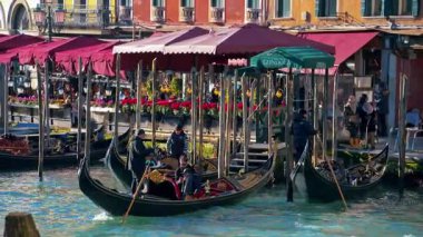 Venedik, İtalya - 18 Ocak 2025: Gondol tekneleri güneşli bir günde bir kanalın kenarına yanaştı